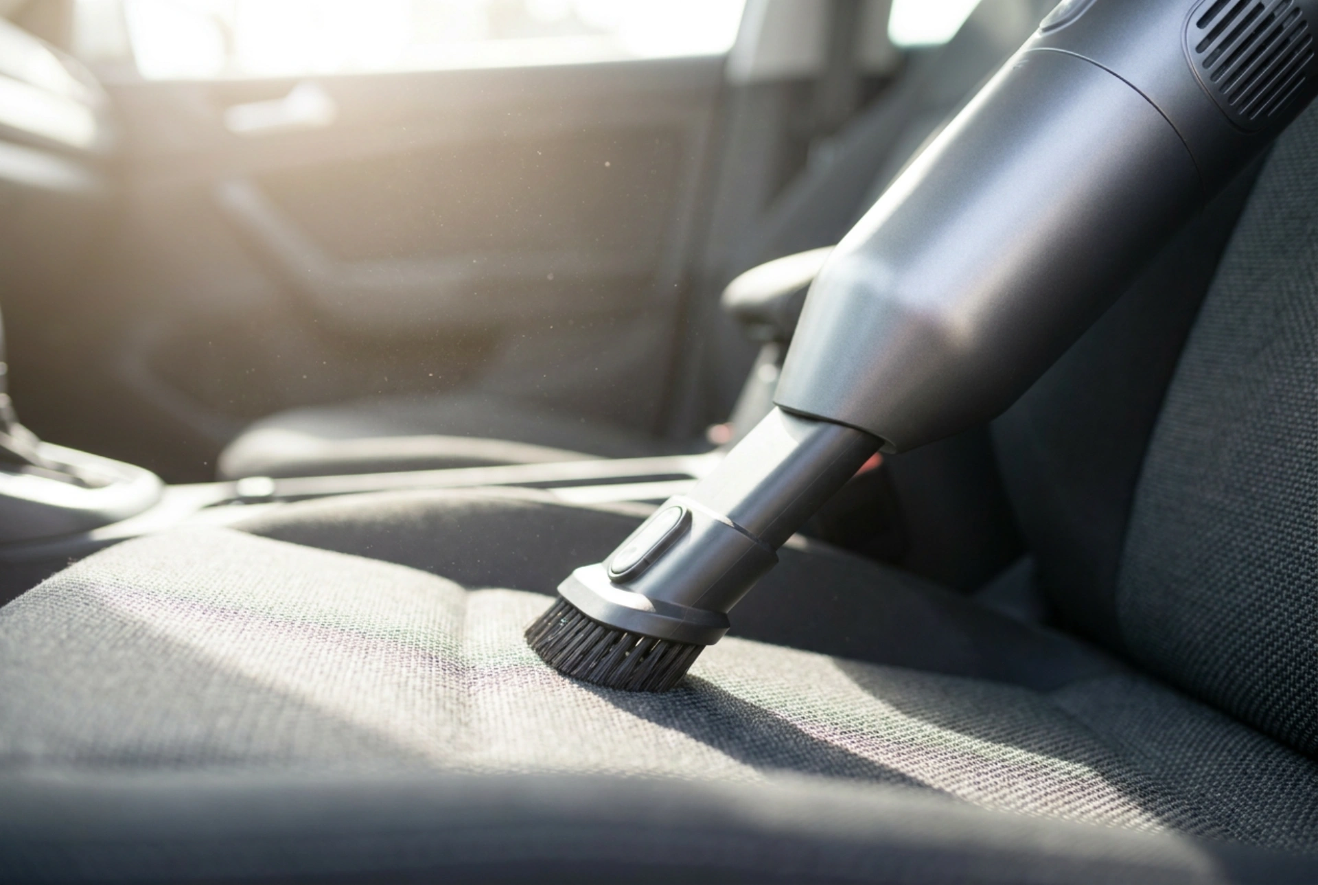Come pulire a fondo l'auto con un aspirapolvere portatile