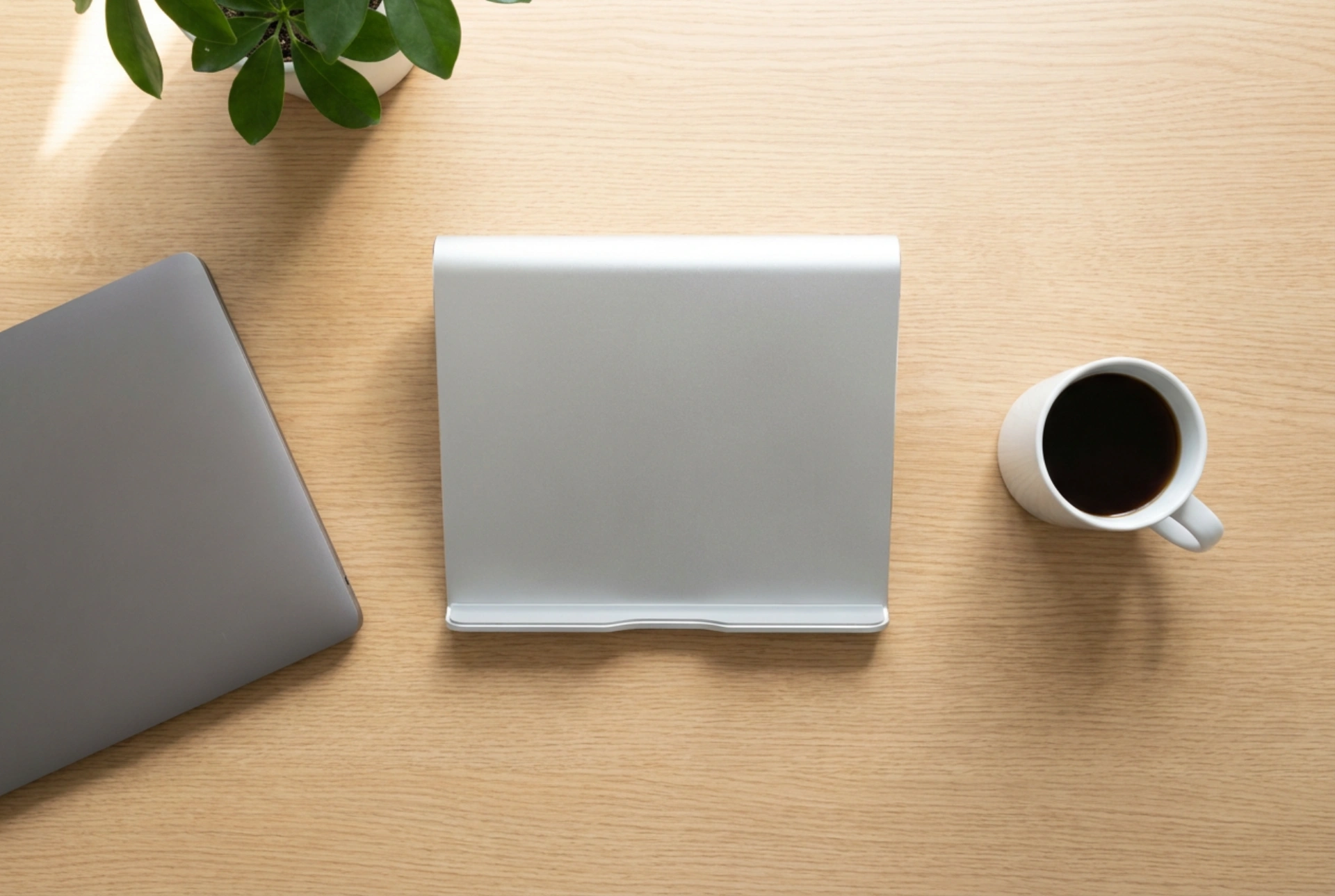 Come posizionare la base di raffreddamento per laptop sulla scrivania