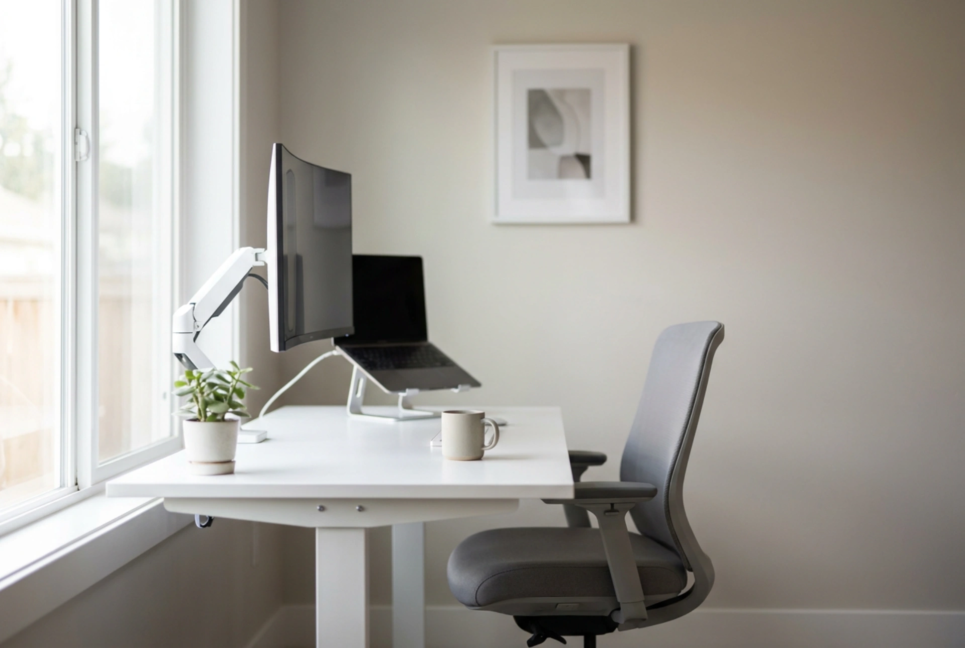 Come montare il monitor alla parete per ottimizzare l'ergonomia della scrivania