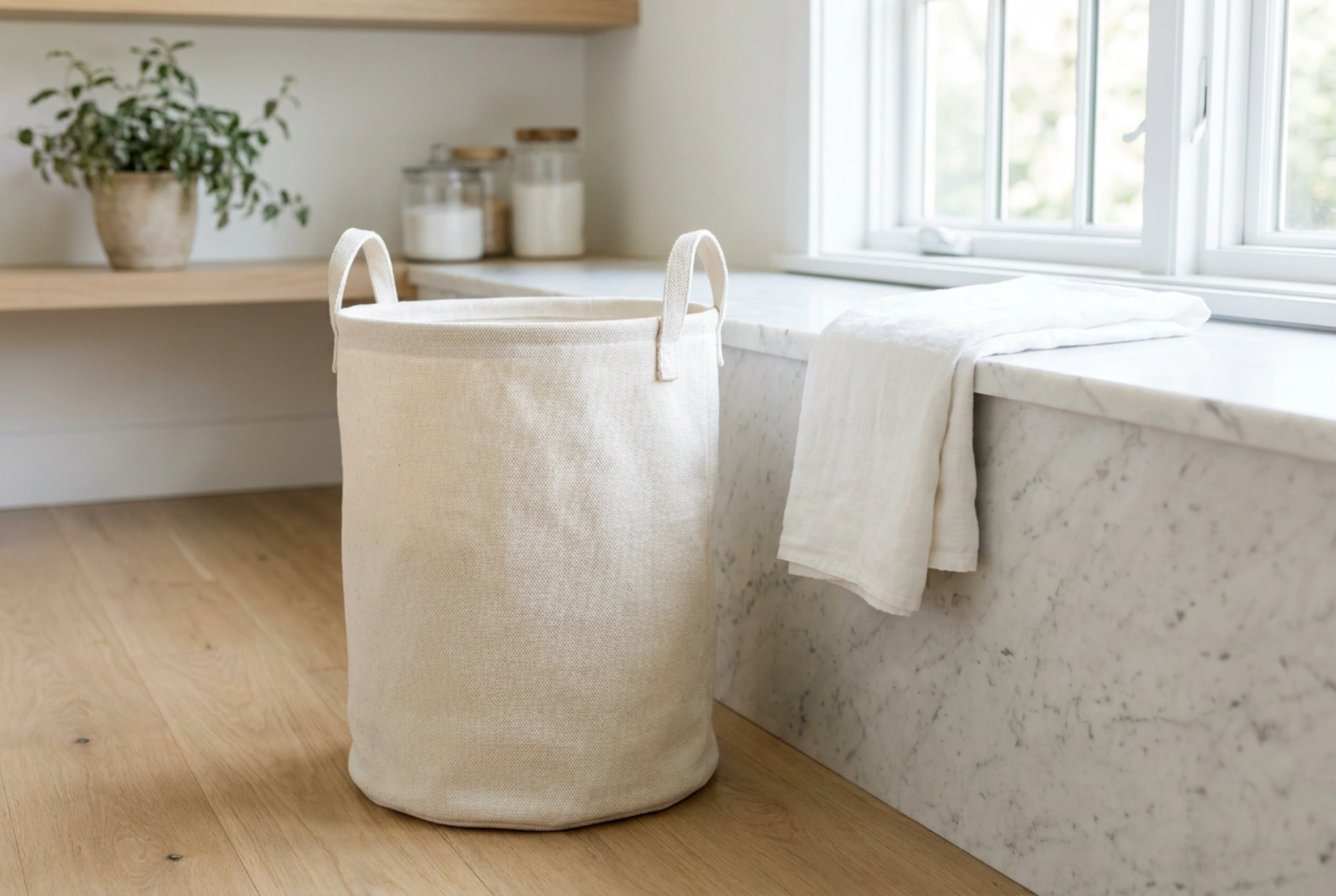 Cesto del bucato bianco: regole e metodi per mantenerlo impeccabile